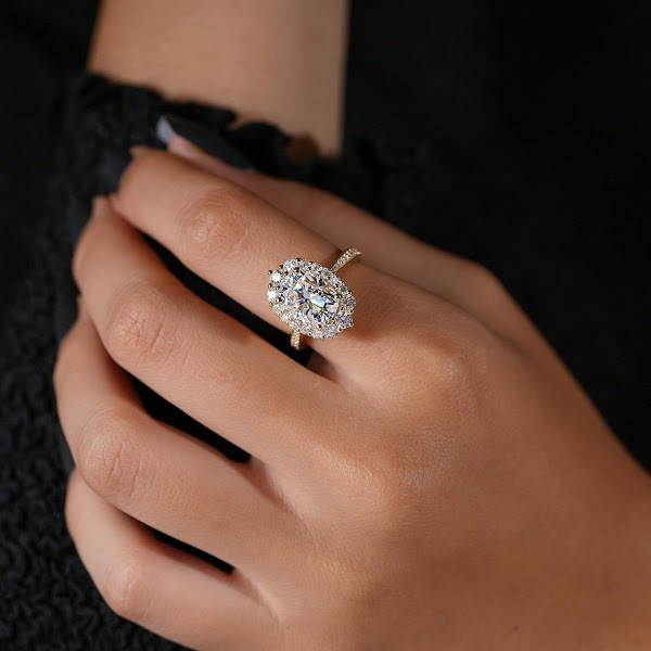 Custom vs. Pre-Made Diamond Rings Which One’s Right for You?