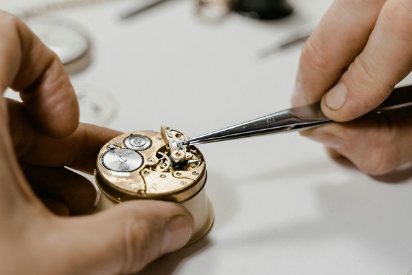 How to Spot Quality in Luxury Watch Repair Services? - NicheBase